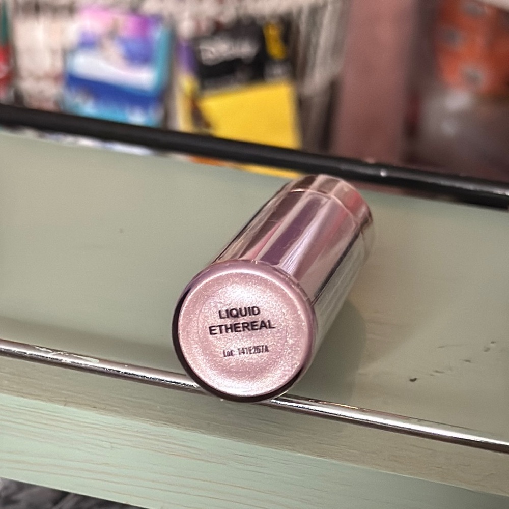 Revolution Ethereal Liquid Highlighter - Picture 2 of 3